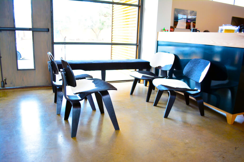 waiting-area-at-ocotillo-restaurant-couture-in-the-suburbs